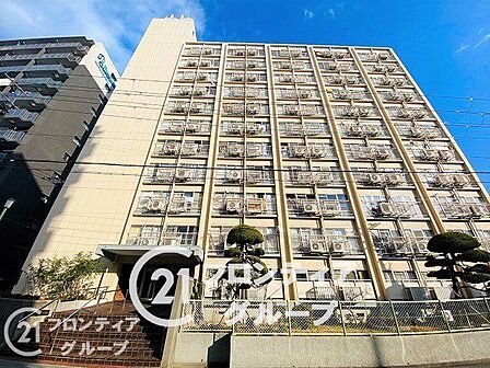 青空に映えるスタイリッシュな外観は、都市のランドマークにふさわしい風格が漂います。洗練されたデザインが住まう方の誇りを満たし、帰宅するたびにプレミアムな充足感に包まれること間違いありません