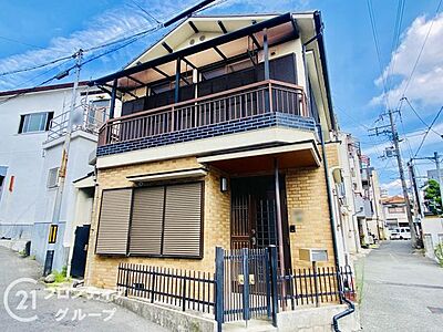 外観：落ち着いた趣と手入れの良さが感じられる佇まい。大切に住み継がれてきたことが伝わる美しい外観は、周辺の静かな街並みにも調和します。新しい生活をここからスムーズに始めることができます