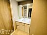 洗面：大きな鏡と収納を備えた洗面化粧台も新しく交換済みです。忙しい朝の身支度もスムーズに行え、いつでも清潔に保てる使い勝手の良さが日々の生活をサポートします。