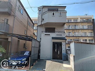 外観:大切に住み継がれてきたことが伝わる、手入れの行き届いた清潔感のある外観です。周囲の街並みに溶け込む落ち着いたデザインが、住まう人の品格を物語る素敵な佇まいを演出しています 外観:大切に住み継がれてきたことが伝わる、手入れの行き届いた清潔感のある外観です。周囲の街並みに溶け込む落ち着いたデザインが、住まう人の品格を物語る素敵な佇まいを演出しています