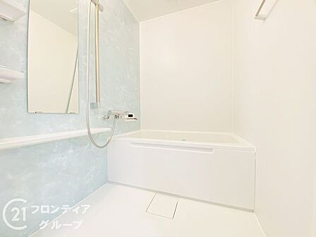 落ち着いた色合いでまとめられたバスルームは、一日の疲れを癒す至福のひとときを提供します。広々とした浴槽でゆったりと身体を伸ばせば、心身ともにリフレッシュできる心地よいプライベート空間が広がります
