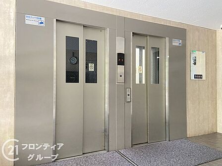 待ち時間を短縮してくれる二基のエレベーター完備は、毎日の生活にゆとりを与えてくれますね!広々としたホール部分は明るくメンテナンスも行き届いており、日々の何気ない移動さえも快適に感じられますね!