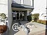 エントランス：高級感あふれる意匠が施されたエントランスは、住まいの品格を象徴する迎賓空間。一歩中へ入れば、日常を忘れさせてくれるような落ち着きと安らぎが広がりますね！