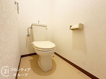 バスルームとは独立した清潔感漂うトイレ空間。上部棚などの収納スペースを活用すれば、トイレットペーパーのストックや清掃用品もきれいに収まります。