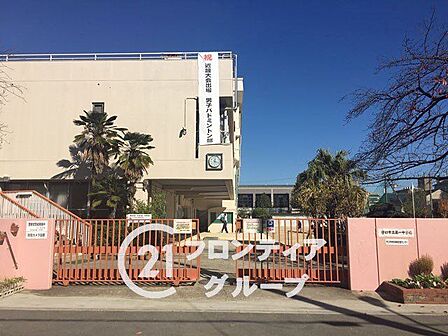 守口市立第一中学校 徒歩11分。昭和22年4月22日に、大枝の三郷小学校校舎の一部を借用し、創立されました。 880m