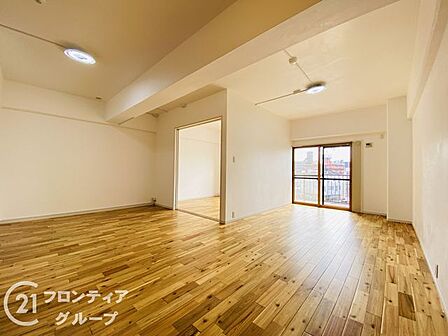 明るい光がたっぷりと差し込む開放感あふれる心地よい寛ぎのリビングルームです!家族みんなが自然と集まり温かな笑顔が広がる空間ですね