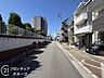 その他：ゆとりある幅員が確保された明るく開放的な前面道路が心地よい暮らしのゆとりを感じさせますね！青空が広がり見通しの良い開放的なロケーションが、毎日の通勤やお出かけを快適にしてくれます