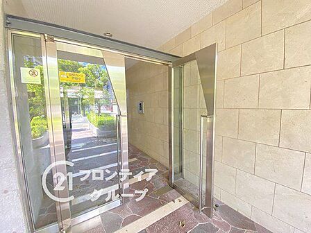 落ち着いた雰囲気のエントランスは、訪れる人に心安らぐ空間を提供し、温かく迎えてくれます！