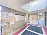 その他：大きな開口部からたっぷりの自然光が差し込む明るく開放的なロビー空間が広がっていますね！きれいに磨き上げられた床面が洗練された雰囲気を演出し、心地よい時間を過ごせます