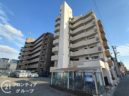 青空に映える端正で堂々としたフォルムが街並みに美しい存在感を放っていますね!洗練されたデザインの佇まいが、毎日帰ってくるたびに誇らしい気持ちにさせてくれます