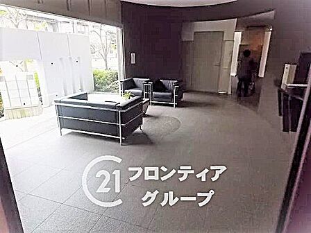 ゆとりある広さと落ち着いた色調でまとめられた気品漂うロビー空間が広がっています!大きな窓から外の景色を眺めながら心からリラックスできる贅沢な時間をお楽しみください