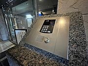 オートロックが有るか無いかで防犯性に大きな違いがあります。エントランスと玄関の二か所での防犯は空き巣や不審者だけでなく、訪問販売などもシャットアウト出来ます。