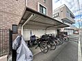 屋根付きの駐輪...