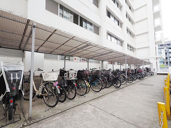 屋根付きの駐輪...