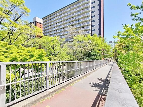 住む人を映し出...