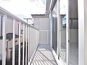 充分な広さが確保されたバルコニー。日当たりのよい住宅エリアですので、多くの陽光が降り注ぎ、室内には陽だまりを生み出してくれます。明るく温かい日差しが差込むお部屋で過ごす日々をお楽しみください。
