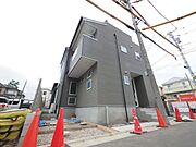 お客様の家づくりへの想いと設計図書に込めた工夫の数々を結実させるのが建築です。 確かな技術で築かれた家のひとつひとつ、その細部に至るまでお客様の暮らしを想う心づかいが、いきづいています。