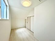 一日の疲れを癒やしてくれる寝室。時を忘れて過ごす場所として過ごせるお部屋。