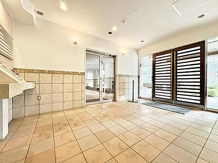 【Entrance hall】エントランスホール