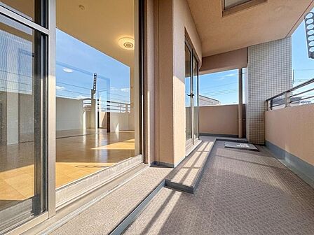【街に溶け合う美しい景観をCG加工により空を晴天にしています】【Balcony】バルコニー