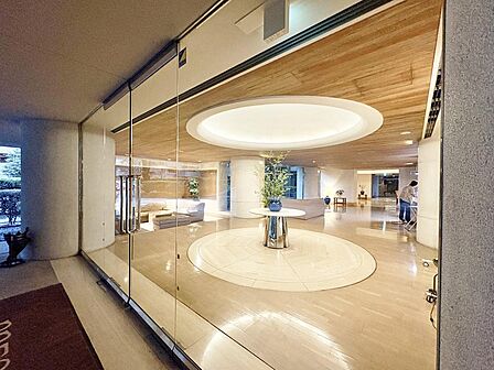 【Entrance hall】エントランスホール