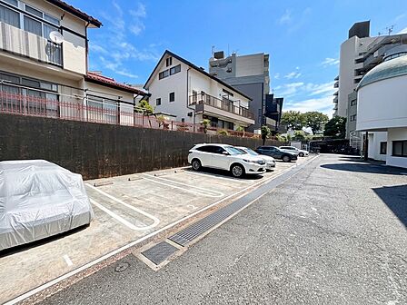 「AI加工により、空を晴天にしております」【Parking】駐車場