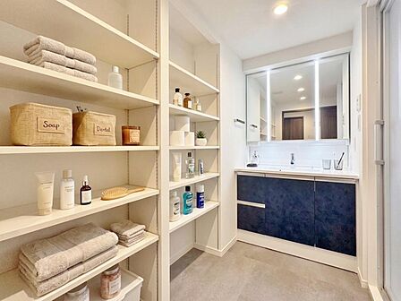 【配置してある家具や小物はCGによるイメージです。】【Bathroom】洗面所