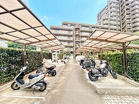 「AI加工により、空を晴天にしております」【Bicycle Parking area】駐輪場