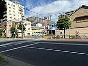 明治通りに面し認知されやすい立地です