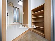 靴は靴箱へ。シューズボックス付き玄関