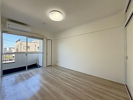 DK隣の6帖の洋室も西向きバルコニーに面した明るく眺望良好なお部屋です。