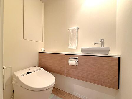 タンクレス、独立手洗器付き高機能トイレ壁埋込収納付き