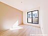 室内：【洋室】大きな窓からたっぷりと陽光が注がれる明るいお部屋です。