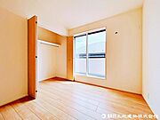 【洋室】クローゼット付きで、お部屋はいつでもスッキリきれいに。