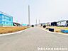 外観：【前面道路】開放感あるこの道が暮らしに余白をくれる。