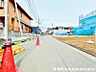 外観：【前面道路】お子様と手を繋いで並んで歩けるくらい広い前面道路です