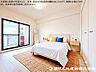 室内：【洋室】大きな窓からたっぷりと陽光が注がれる明るいお部屋です