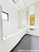 【バスルーム】一日の疲れを癒す浴室、より快適なバスタイムをお楽しみいただけます。