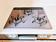 【キッチン】3つのコンロで同時調理が可能な、効率的で快適なキッチンスペースです。