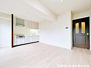 【リビング】家族が集うLDKは、リビング、ダイニング、キッチンが一つの空間になった間取り。