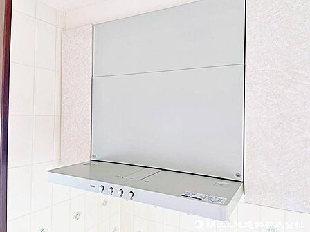 【キッチン】シンプルで洗練されたデザインのレンジフード。