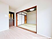 【和室】来客スペースとしても活躍してくれそうなLDK横の和室、やわらかい畳がリラックスさせてくれます。