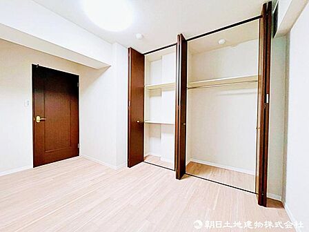 【洋室】クローゼット付きで、お部屋はいつでもスッキリきれいに。