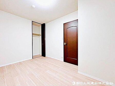 【洋室】全居室収納付きでお部屋はいつもスッキリ、家具家電のレイアウトが楽しくなる。