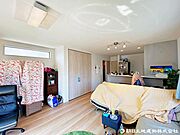 かな陽光が部屋に広がり、心地よさを感じる空間。