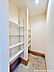 玄関：【玄関】ベビーカー、ゴルフバッグやキャンプ用品の保管に便利な玄関土間収納。