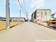 【前面道路】お子様と手を繋いで並んで歩けるくらい広い前面道路です