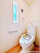 【トイレ】窓付の明るいトイレで、快適に利用可能ですね。