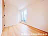 室内：【洋室】自然光が部屋いっぱいに広がる、明るく開放的な洋室です。