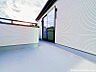 室内：【洋室】大きな窓からたっぷりと陽光が注がれる明るいお部屋です